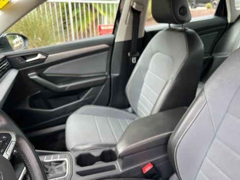 Used 2025 Volkswagen Jetta SE FWD image 10