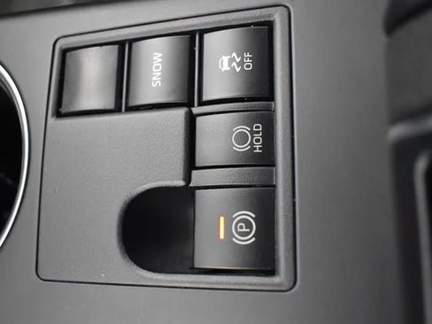 Used 2025 Toyota Highlander LE FWD image 34