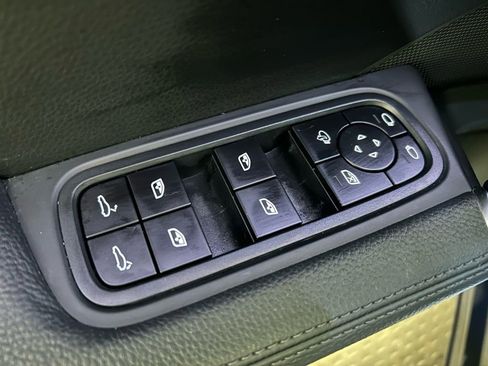 Certified 2022 Porsche Cayenne image 9