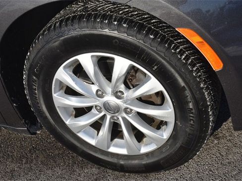 Used 2018 Chrysler Pacifica Touring-L image 11