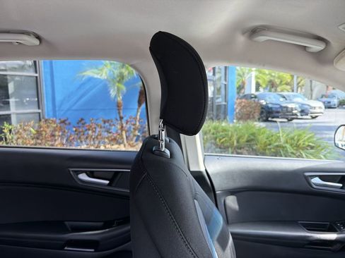 Used 2019 Ford Edge SE image 16