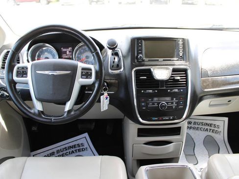 Used 2013 Chrysler Town & Country Touring FWD image 12