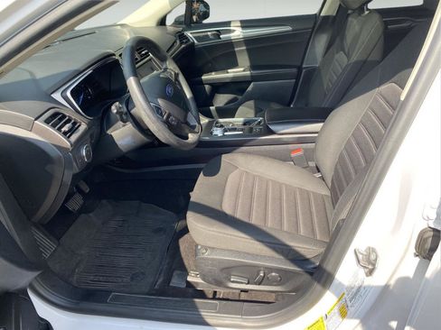 Used 2020 Ford Fusion SE FWD image 12