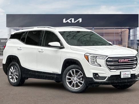 Used 2024 GMC Terrain SLT image 2