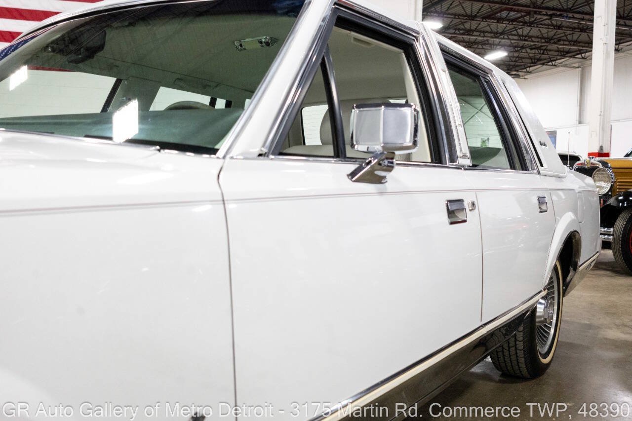 Used 1989 Lincoln Town Car Signature RWD image 21