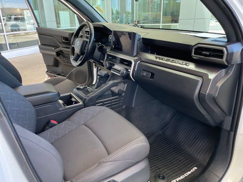 Certified 2025 Toyota Tacoma SR5 AWD/4WD image 15