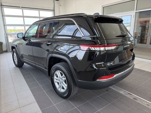 Used 2024 Jeep Grand Cherokee Laredo AWD/4WD image 3