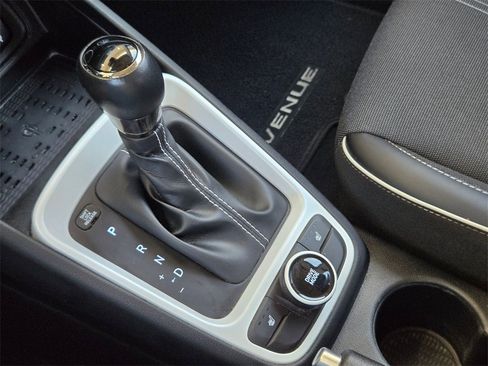 Used 2023 Hyundai Venue Limited image 17