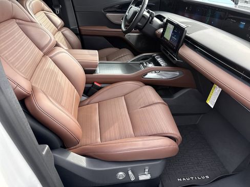 Used 2026 Lincoln Nautilus Reserve image 13