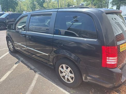 Used 2010 Chrysler Town & Country Touring FWD image 5