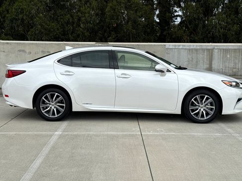 Used 2018 Lexus ES 300h w/ Luxury Package FWD image 6