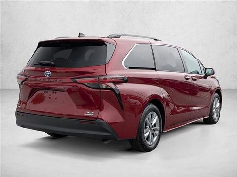 Used 2022 Toyota Sienna XLE w/ XLE Plus Package AWD/4WD image 5