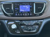 Used 2017 Chrysler Pacifica Limited image 3