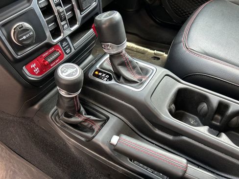 Used 2023 Jeep Gladiator Rubicon AWD/4WD image 18