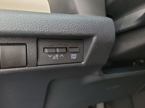 Used 2022 Toyota Sienna XLE image 32