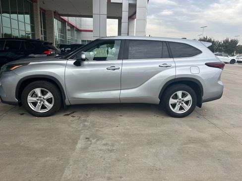 Used 2024 Toyota Highlander LE AWD/4WD image 17