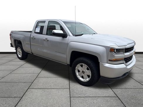 Used 2017 Chevrolet Silverado 1500 Custom w/ Custom Convenience Package AWD/4WD image 7