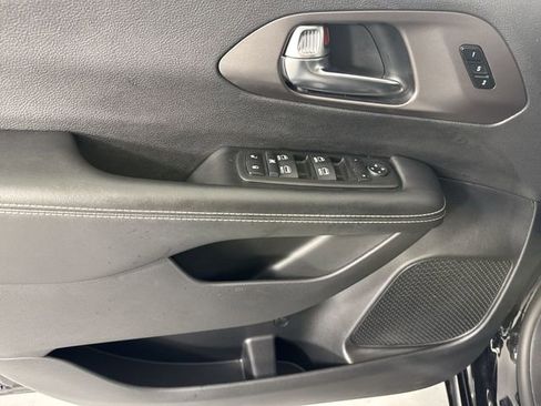 Used 2025 Chrysler Pacifica Select image 19