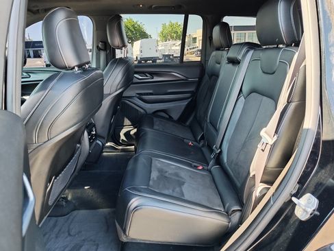 Used 2025 Jeep Grand Cherokee Altitude AWD/4WD image 24