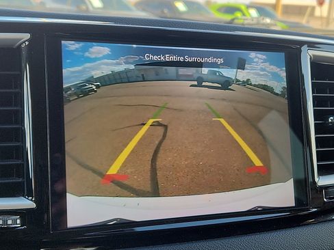 Used 2023 Chrysler Pacifica Touring-L FWD image 13