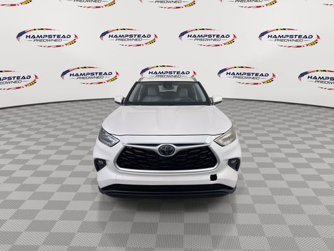 Used 2020 Toyota Highlander XLE AWD/4WD image 3