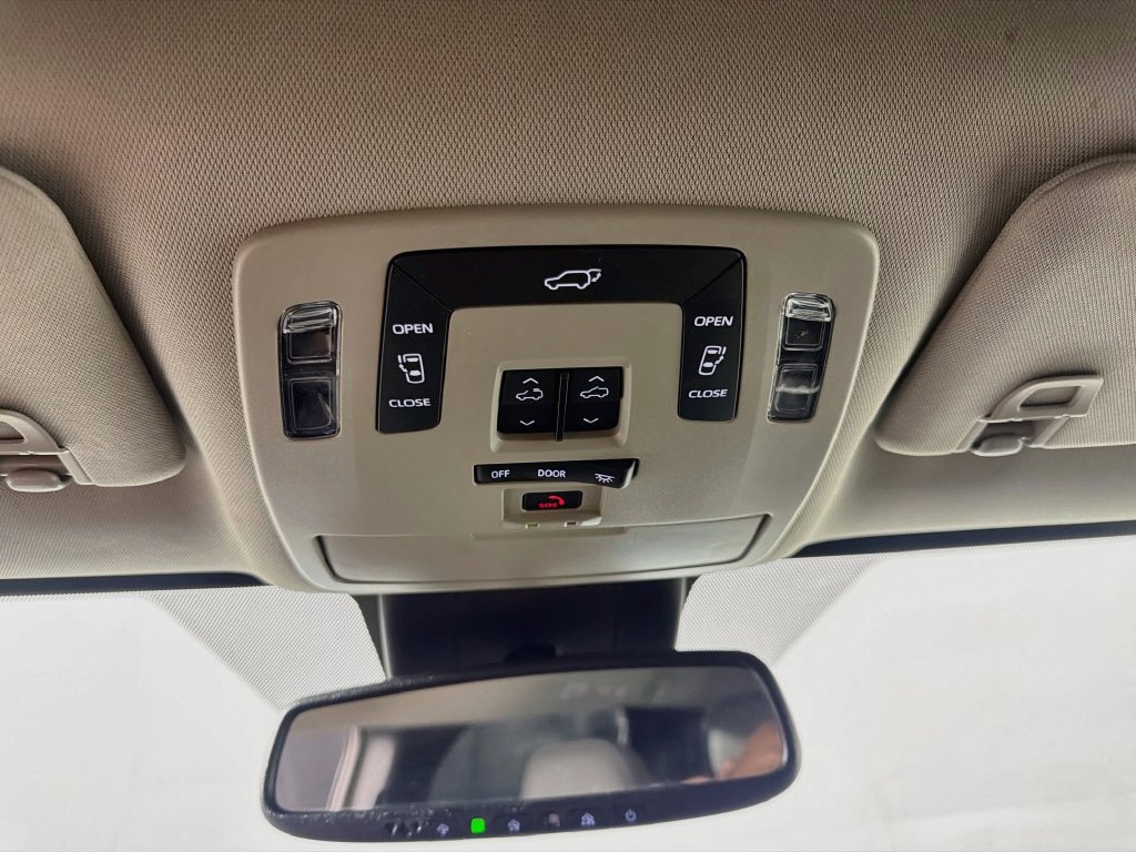 Used 2025 Toyota Sienna XLE FWD image 18