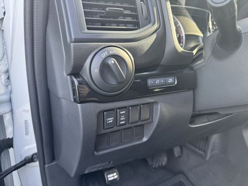 Used 2024 Nissan Titan SV w/ SV Convenience Package image 4