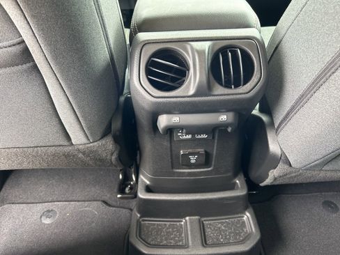 Used 2025 Jeep Wrangler Unlimited Sahara AWD/4WD image 10
