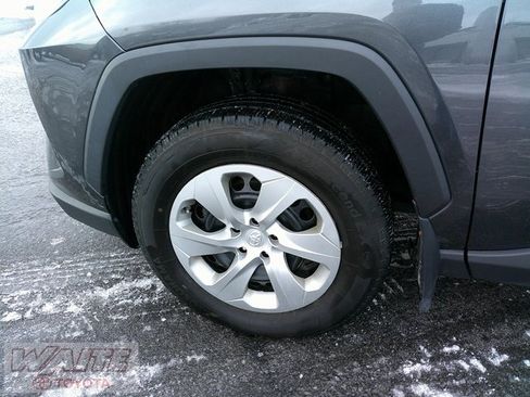 Used 2021 Toyota RAV4 LE image 9