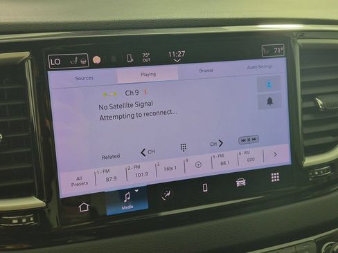 Used 2023 Chrysler Pacifica Touring-L FWD image 21