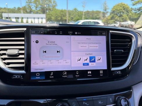 Used 2024 Chrysler Pacifica Touring-L FWD image 10