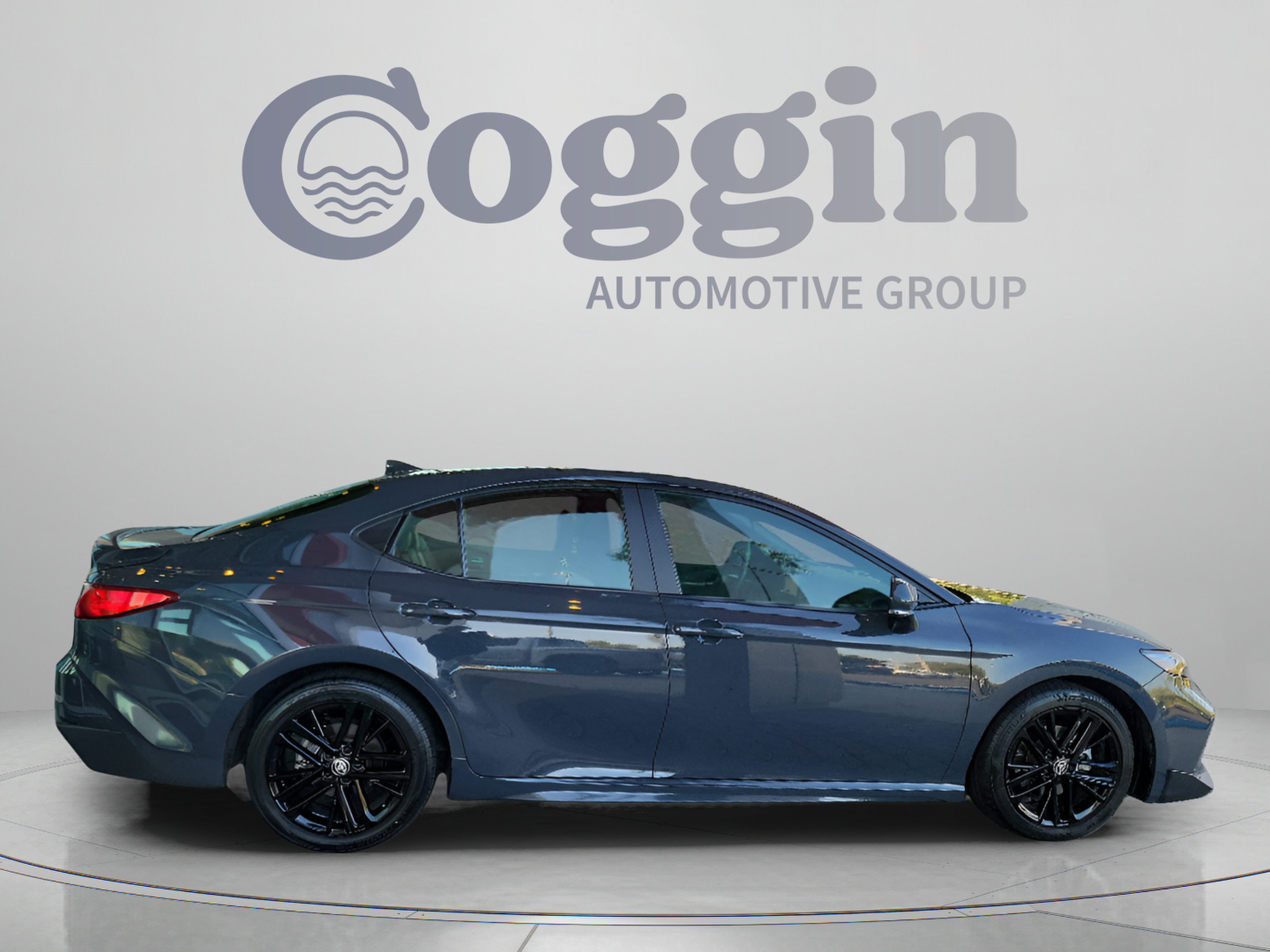 Used 2025 Toyota Camry SE FWD image 4