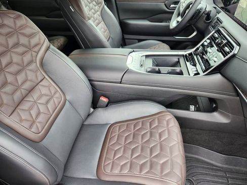 Used 2025 Nissan Armada Platinum Reserve RWD image 14