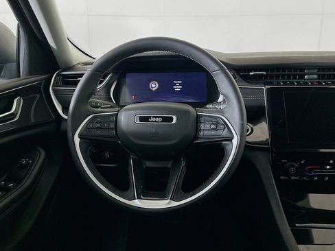 Used 2023 Jeep Grand Cherokee Laredo w/ Luxury Tech Group I image 18