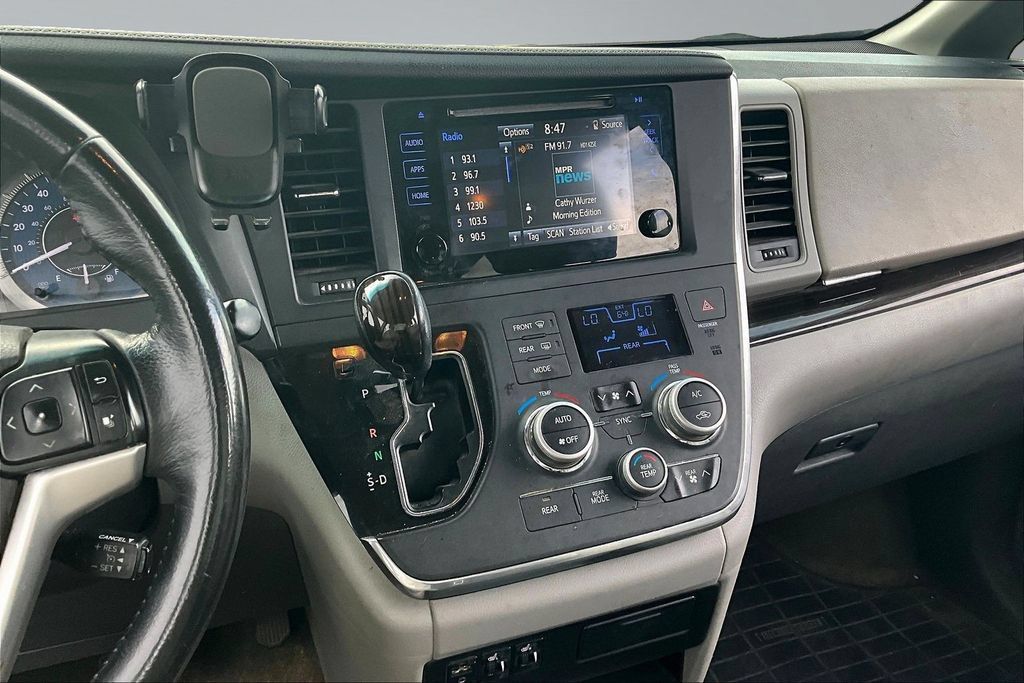 Used 2015 Toyota Sienna XLE FWD image 9