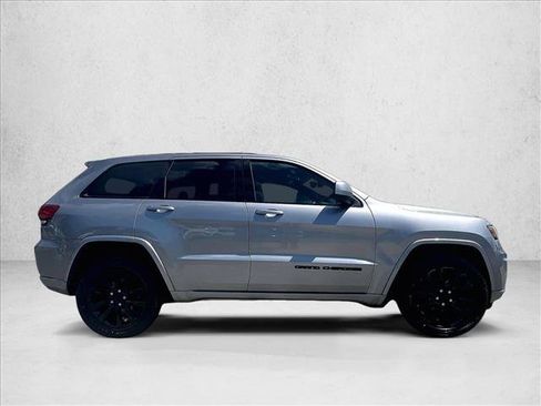 Used 2018 Jeep Grand Cherokee Altitude AWD/4WD image 5