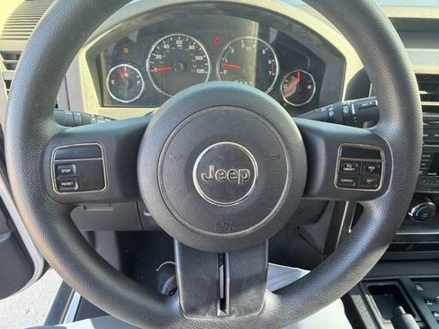 Used 2011 Jeep Liberty Sport RWD image 10