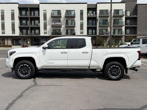 Used 2024 Toyota Tacoma SR5 AWD/4WD image 4