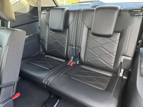 Used 2025 Volkswagen Atlas SE image 27