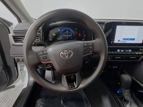 Used 2025 Toyota Camry LE w/ Convenience Package image 18