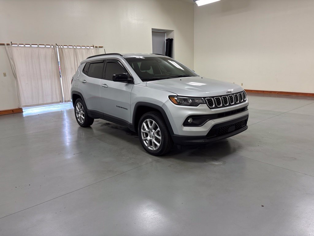 Used 2024 Jeep Compass Latitude AWD/4WD image 2