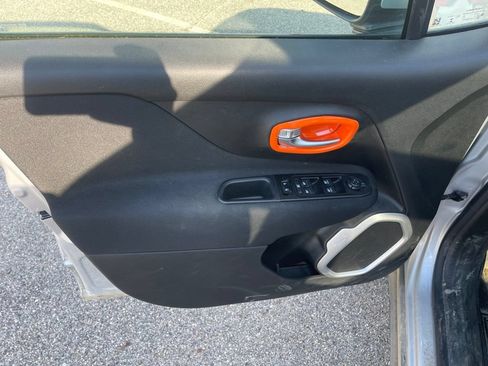 Used 2021 Jeep Renegade Latitude AWD/4WD image 22