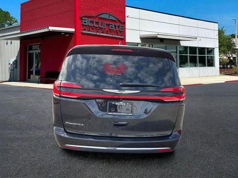 Used 2022 Chrysler Pacifica Touring-L image 4
