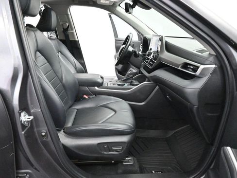 Used 2022 Toyota Highlander XLE FWD image 35