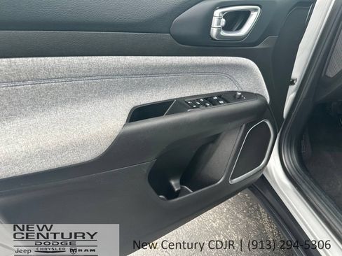 Used 2024 Jeep Compass Latitude AWD/4WD image 6