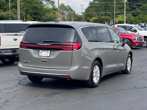 Used 2023 Chrysler Pacifica Touring-L FWD image 15