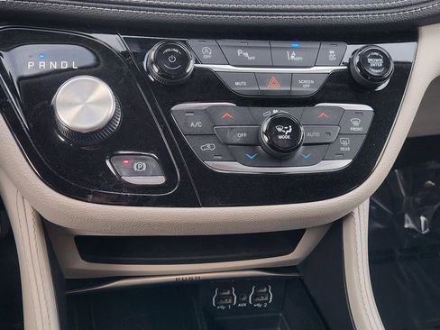 Used 2023 Chrysler Pacifica Limited image 20
