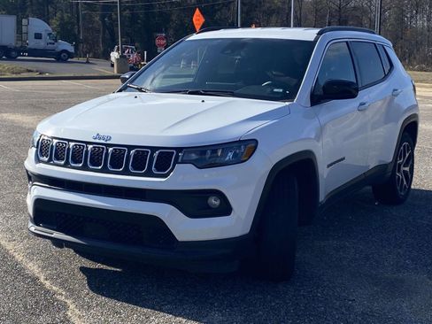 Used 2024 Jeep Compass Latitude image 3