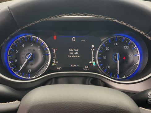 Used 2022 Chrysler Pacifica Touring-L image 24