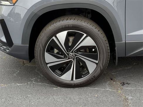 New 2024 Volkswagen Taos SE image 10